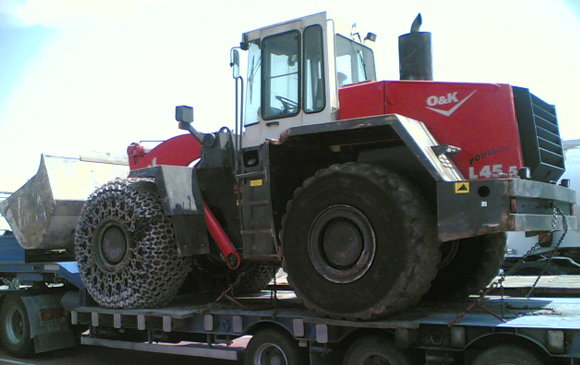 góndola con máquina de obra pública